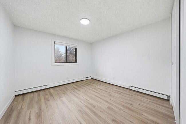 Building Photo - Lakewood Manor