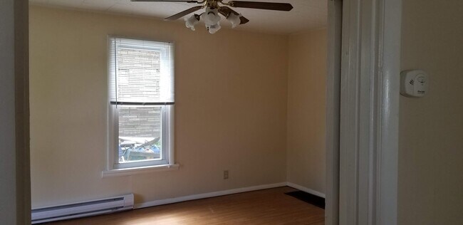 Dormitorio 1 - 323 W 4th St