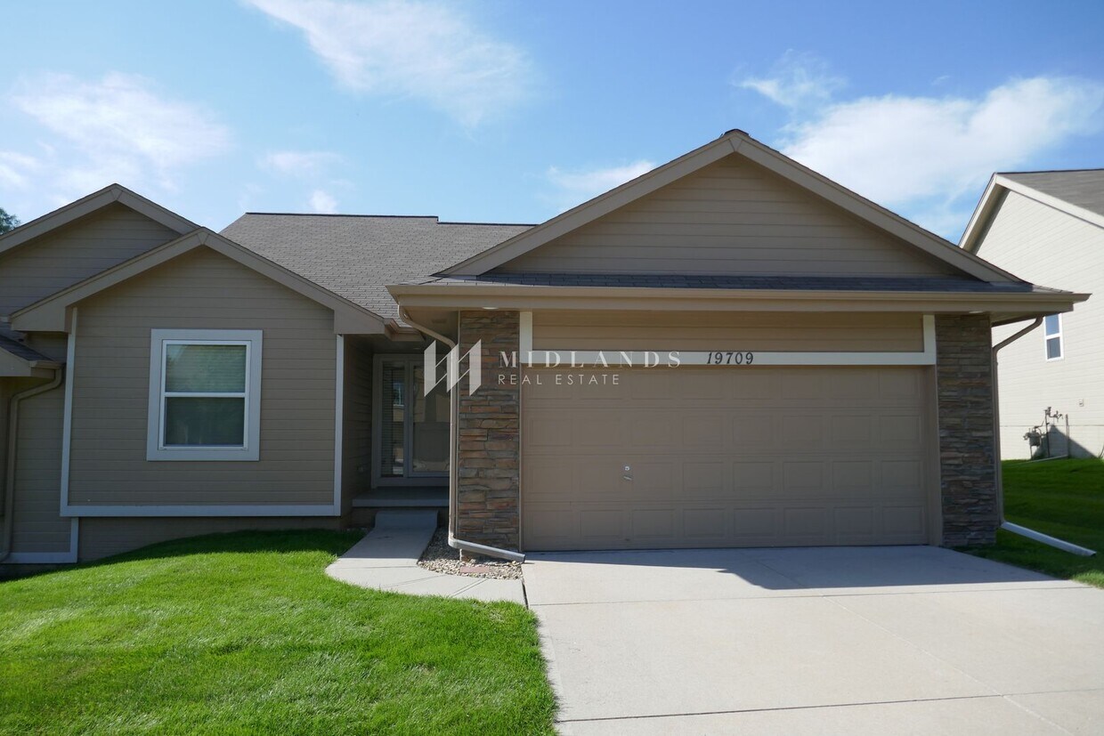Foto principal - Ranch Townhome in Shadow View