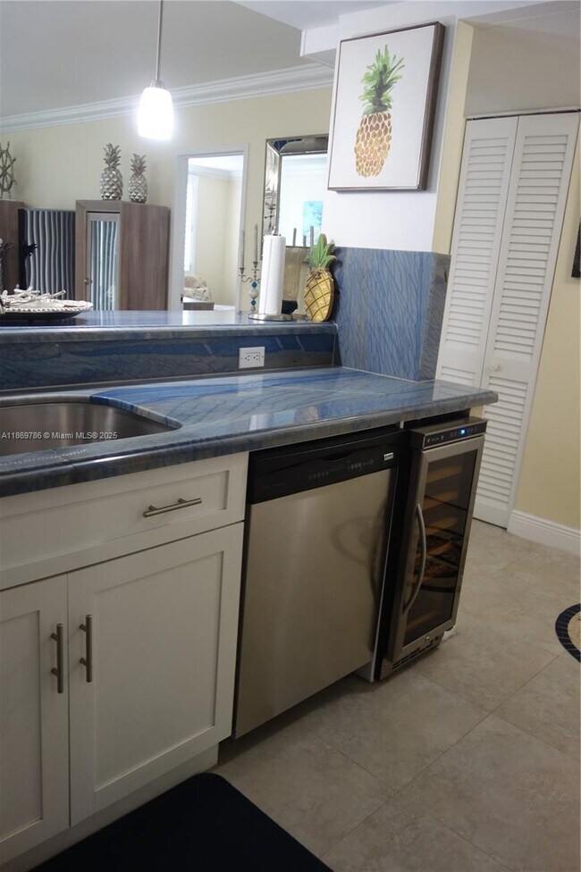 Foto del edificio - 5701 Collins Ave