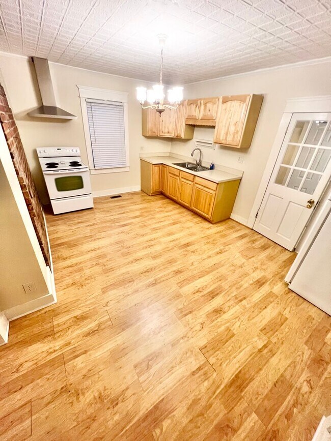 Building Photo - **2 Bed 2 FULL bath RANCH w/ Front porch &...