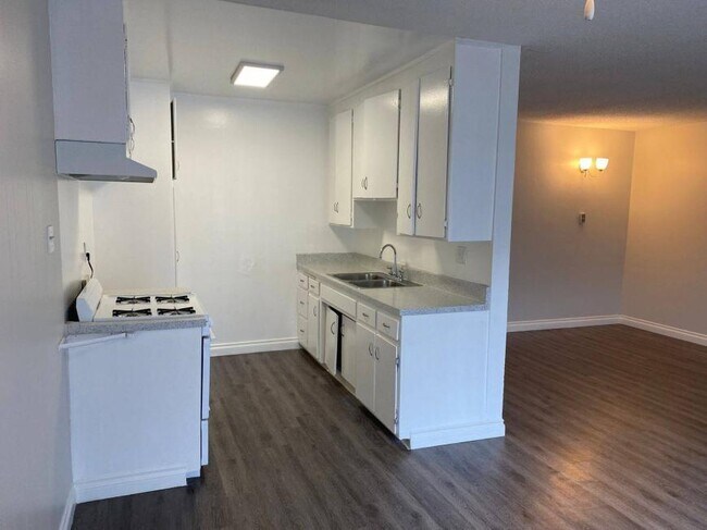 Building Photo - 1.0 bedroom in Canoga Park California 91304