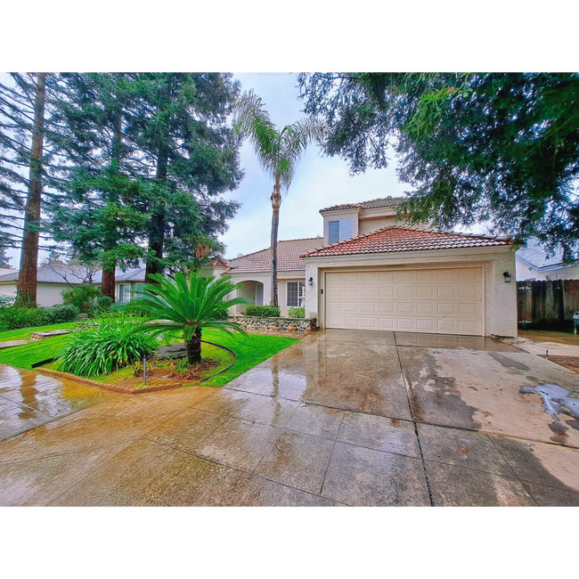 Building Photo - Stunning Large 4 Bedroom Home! Located Near Cedar & Nees!