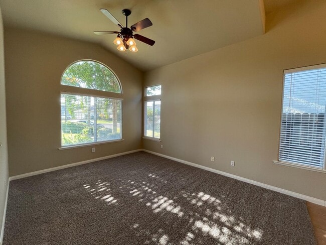 Building Photo - 8851 N Sierra Vista Ave