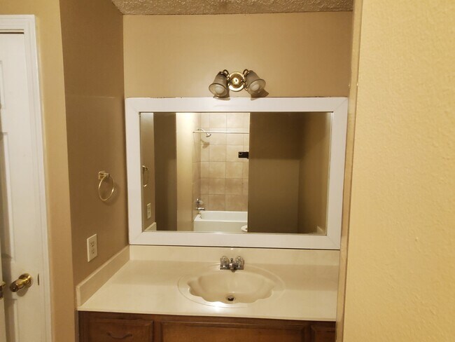 Azulejos de 12" en el baño - 2284 Hometown Dr