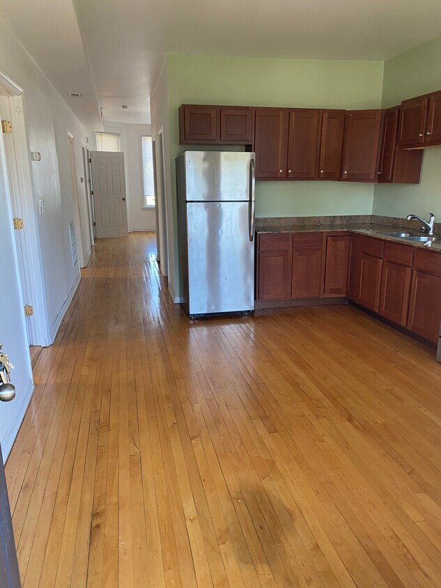 Primary Photo - 2824 N Avers Ave