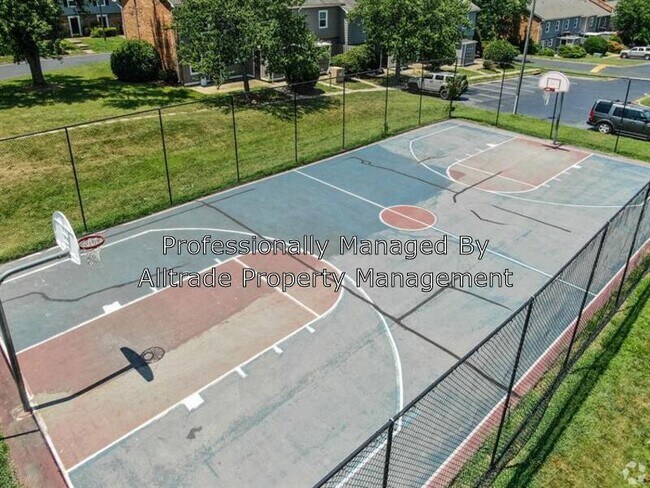 Foto del edificio - 219 Rippling Stream Rd