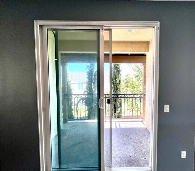 Foto del edificio - Beautiful 4 Bedroom Condominium with Attached Garage Located in Gated Community of Eastvale