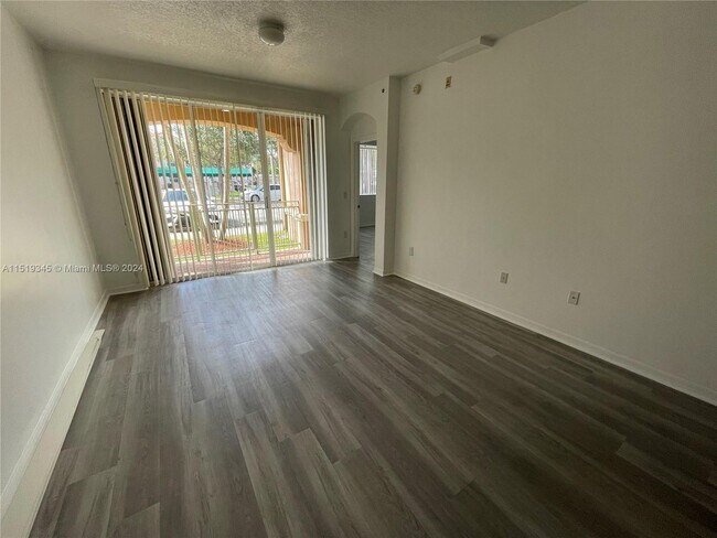 Foto del edificio - 6320 NW 114th Ave