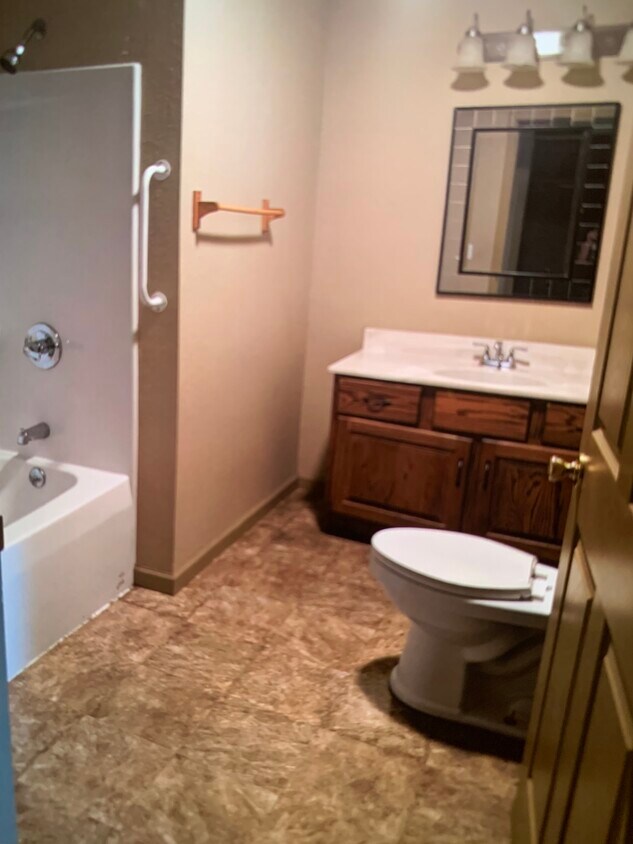 Main bath - 256 E Outer Rd