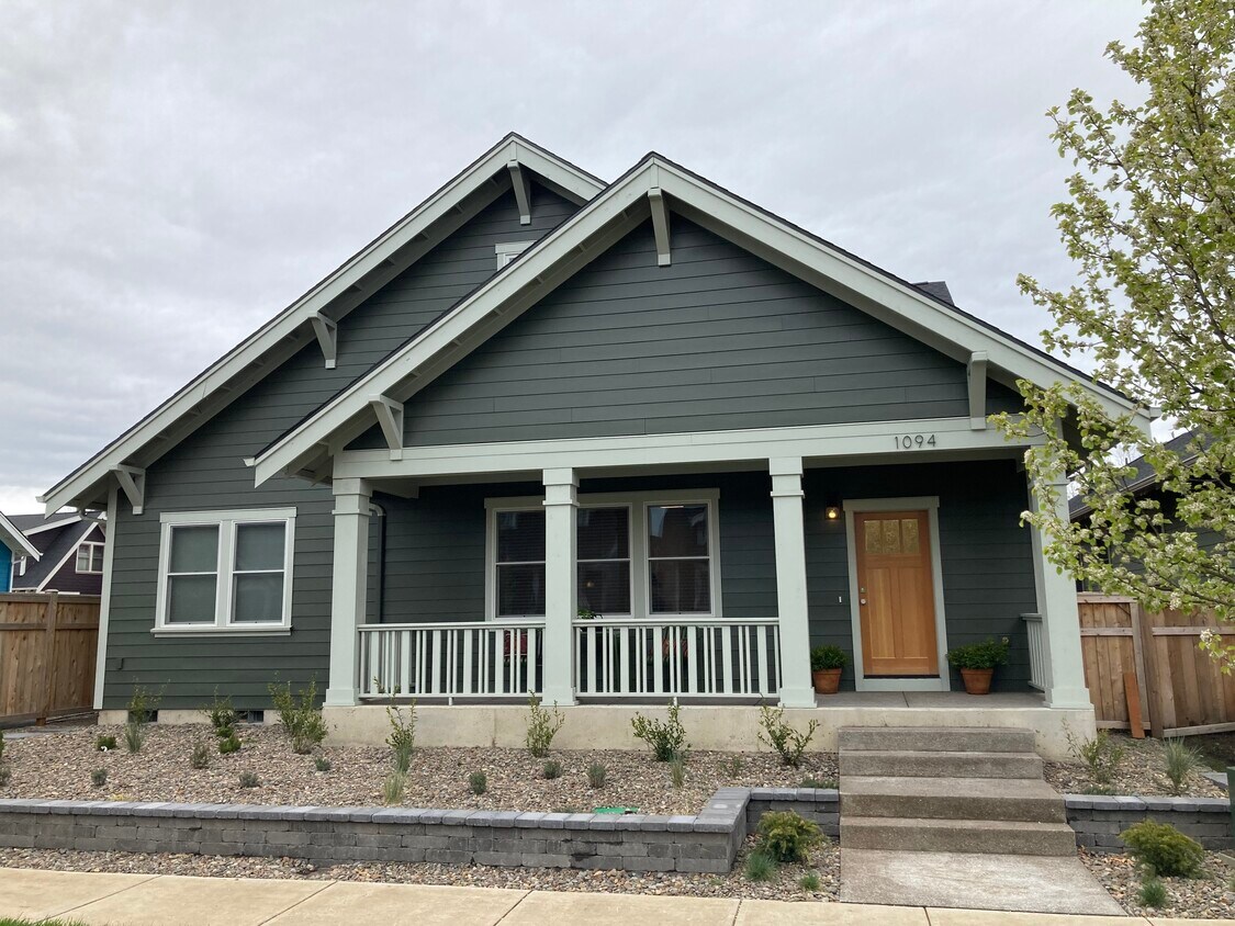 Classic Streetscape - 1094 Berkeley Ln E