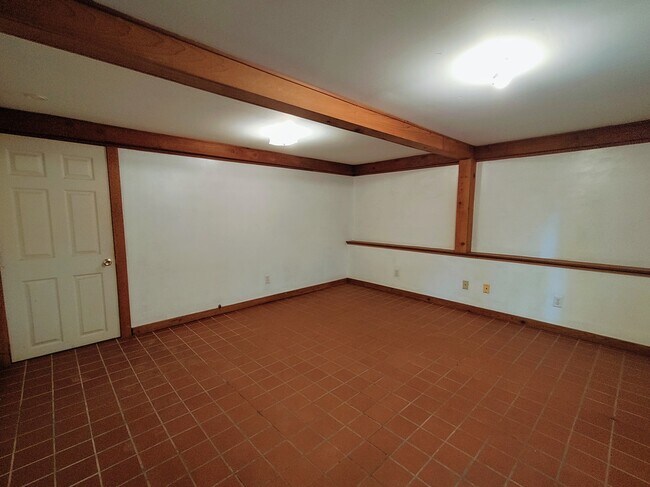 Building Photo - 630 Chautauqua Ave