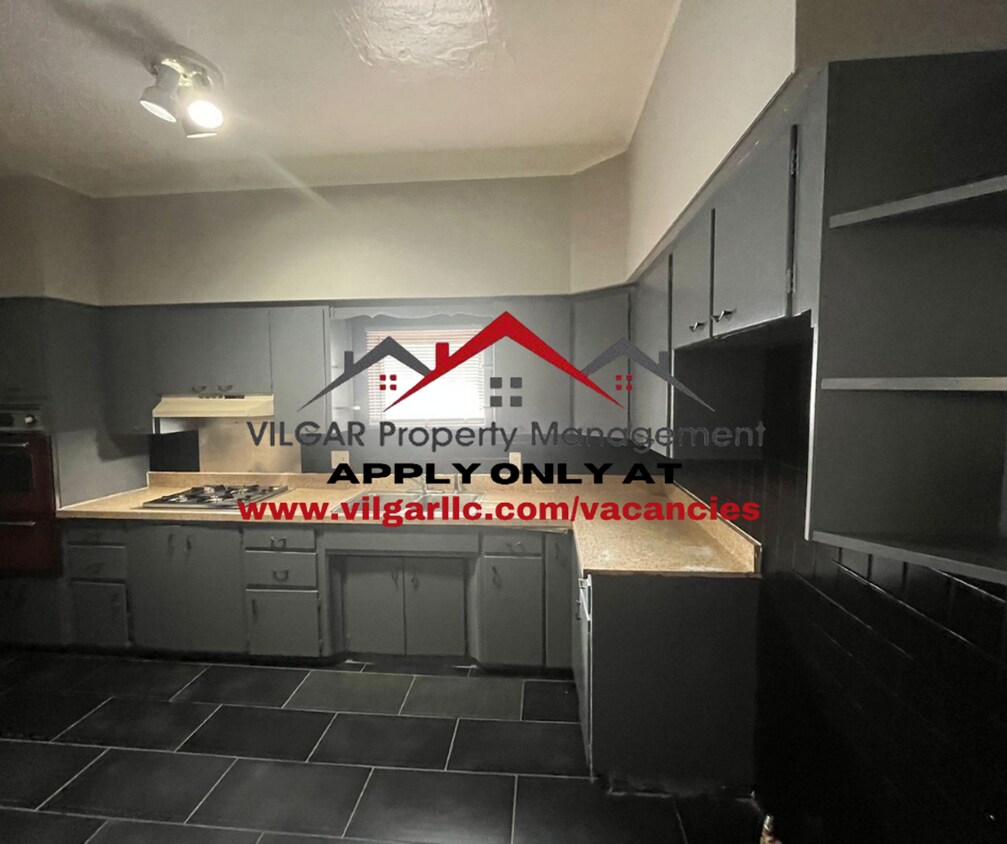 Foto principal - This spacious and stylish home offers comf...