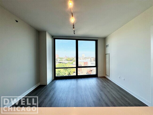 Foto del edificio - 760 N Milwaukee Ave