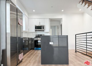 Foto del edificio - 5338 1/2 Denny Avenue Apt #1/2, Los Angeles, CA 91601 - 5 BR 5 BA house