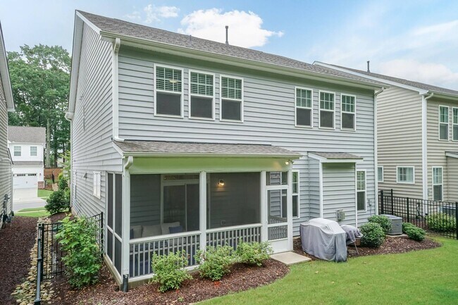 Foto del edificio - Brier Creek Living in a 4 Bedroom 3.5 Bath...