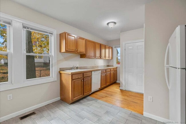 Building Photo - 39 Lander St