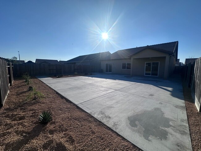 Building Photo - SE Visalia home coming soon!!