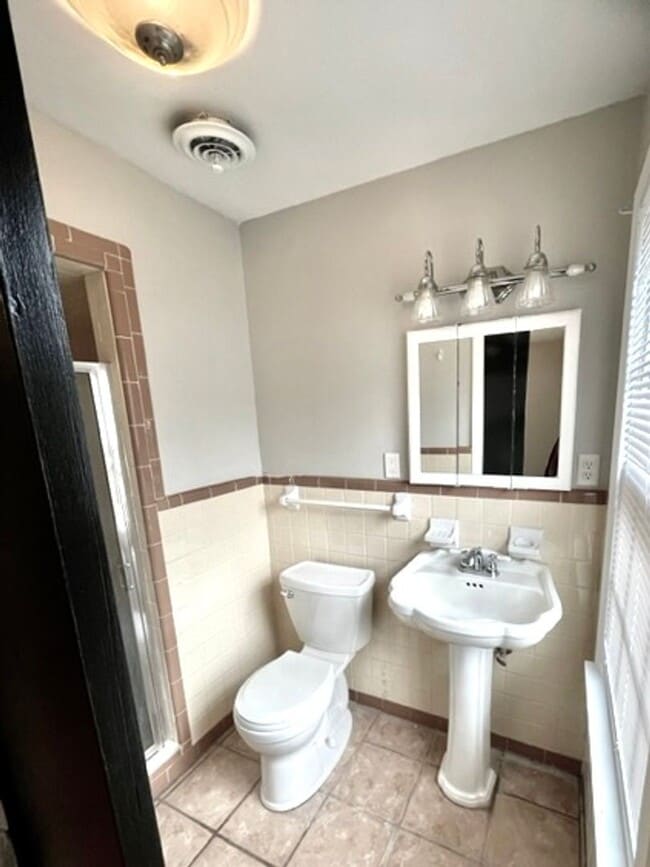 Foto del edificio - 904 Freeman! Coming Soon!