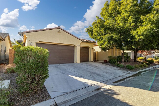 Building Photo - 4 Bedroom Plus Detached Casita