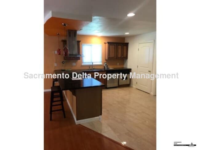 Building Photo - Updated 4 bedroom, 2 bath home with large ...