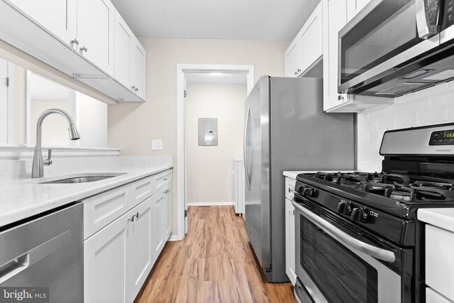 Building Photo - 705 Woodhollow Dr