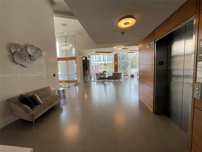 Foto del edificio - 600 NE 27th St
