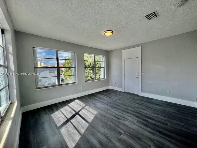 Foto del edificio - 301 SW 10th Ave