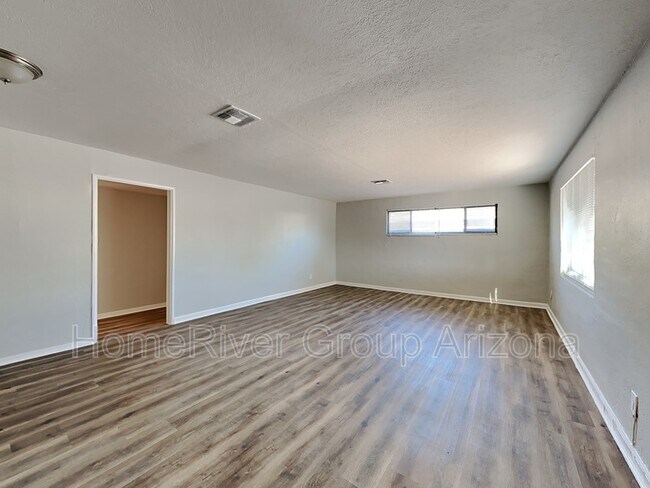 Building Photo - 2216 W Minnezona Ave