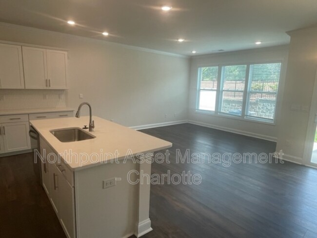 Building Photo - 1230 Pinewood Dr