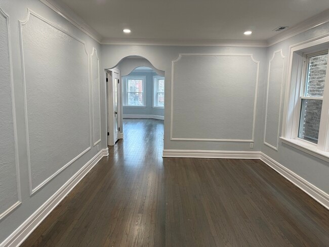 Building Photo - 2827 W Lunt Ave