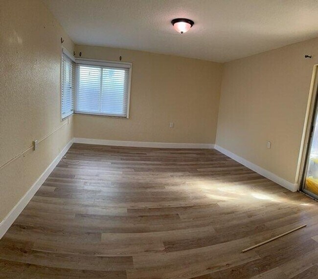 Building Photo - Spacious 1 bed /1 bath apartment in St Pet...