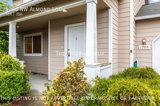 Building Photo - Spacious 3BD/2.5BA Home in Oak Harbor