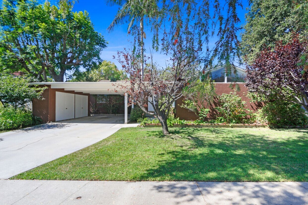 Foto principal - Expansive Mar Vista Single Story Home with...