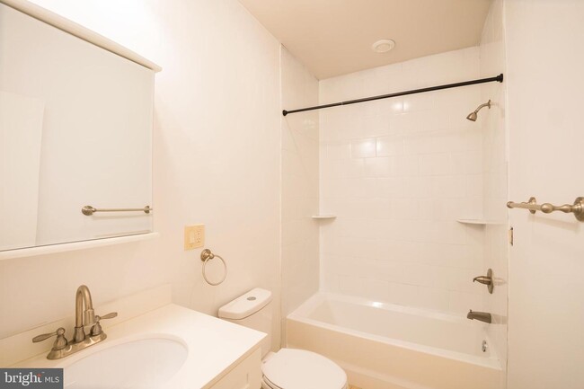 Foto del edificio - 1643 N Marshall St