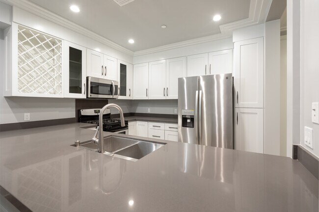 Building Photo - 1350 S Roxbury Dr