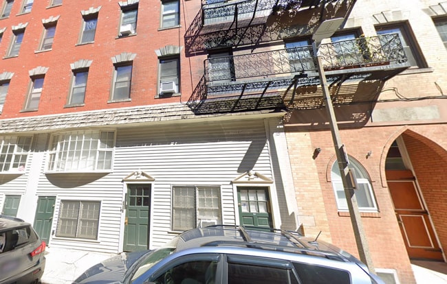 Building Photo - 13 Charter St