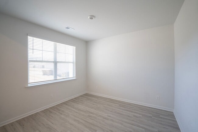 Foto del edificio - AVAILABLE NOW!