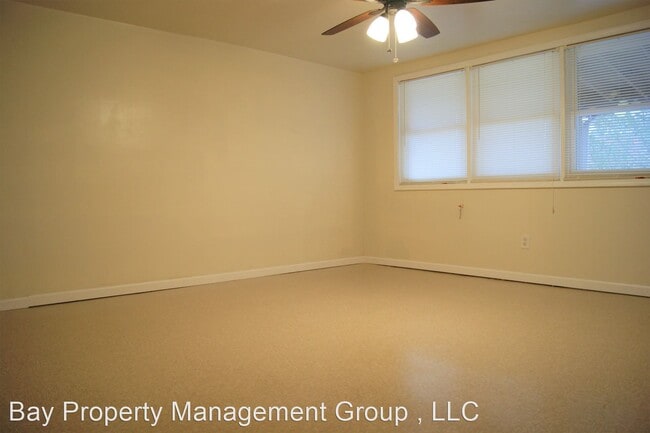 Building Photo - 3 br, 1 bath House - 811 Regis Court