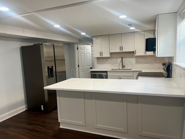 Building Photo - 6522 Spaulding Ave