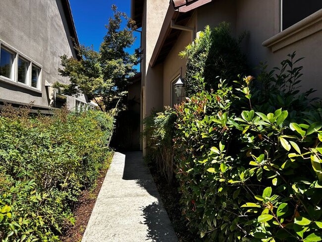 Foto del edificio - Spacious 3BR, 2BA with Solar and Modern Up...