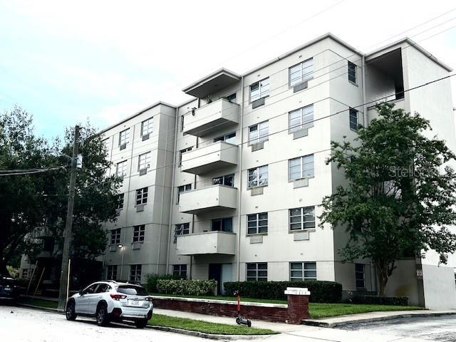 Building Photo - 406 W Azeele St