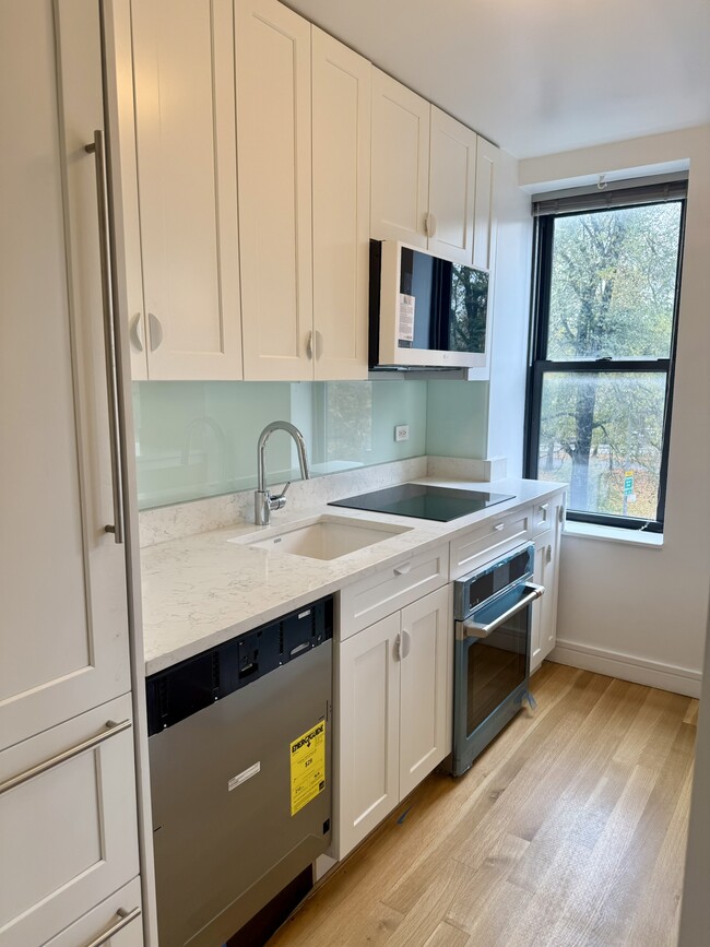 Building Photo - 230 Riverside Dr