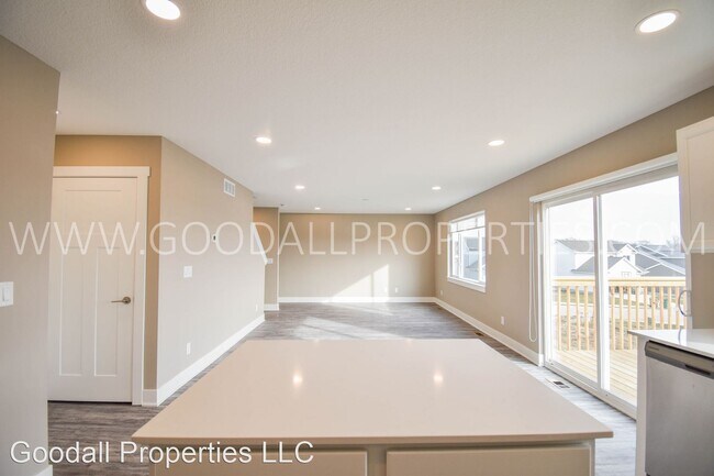 Foto del edificio - 4 br, 2.5 bath House - 228 Maple Ave