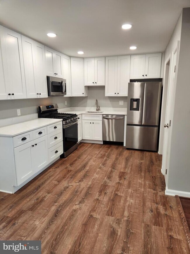 Foto del edificio - 8404 N Brook Ln