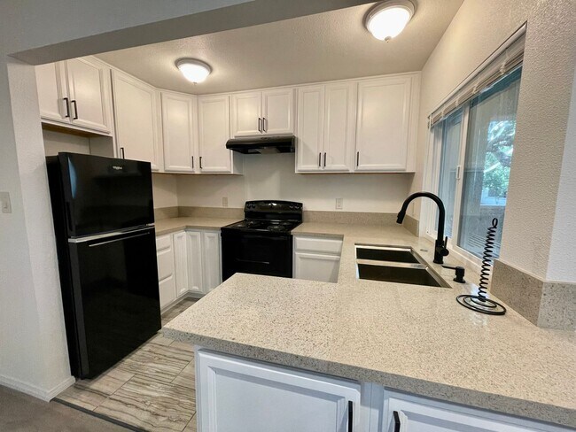 Foto del edificio - 1 Bed/1 Bath Condo With Bonus Room