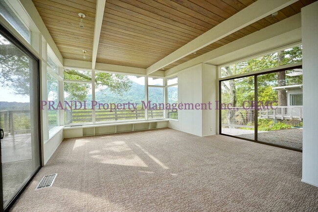 Building Photo - "Spacious 4-Bedroom Oasis with 3 Full Baths in Beautiful Kent Woodlands"