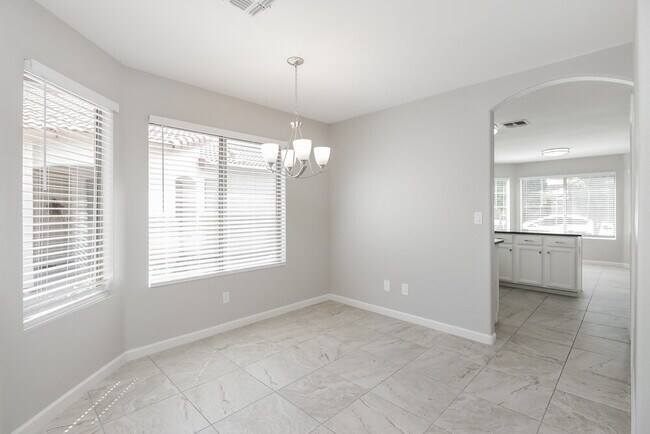 Building Photo - 1302 E Vernoa St