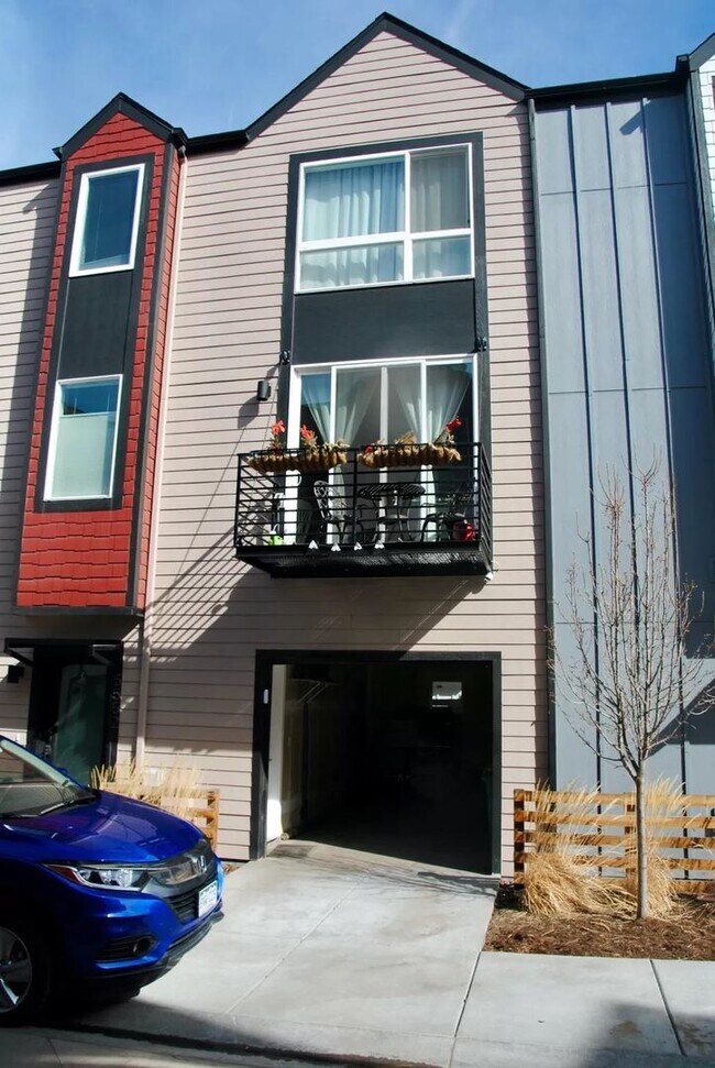 Foto del edificio - Lakewood Living Redefined: Stylish Three-Bedroom Townhome in West Line Village!!!