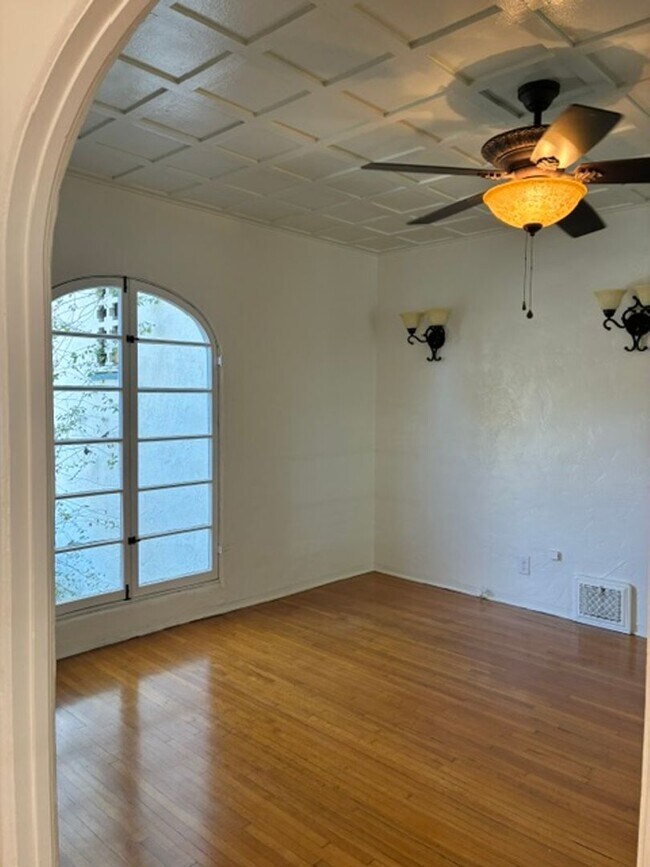 Foto del edificio - 2112 E 1st St